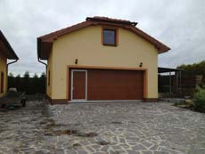 Sekční vrata s dvířky